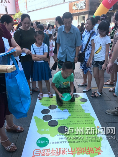 市民在宣傳點參加創(chuàng)文趣味游戲。 記者 朱虹 攝